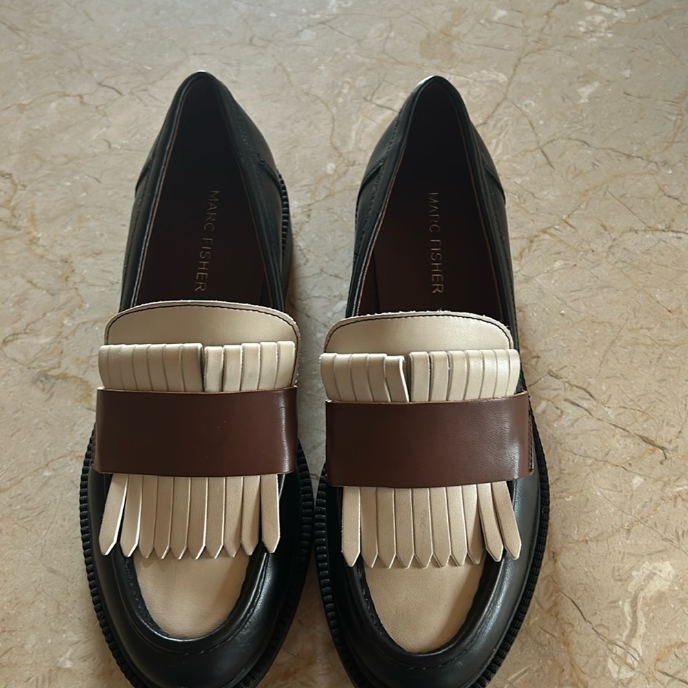 Marc Fisher CALIXY LOAFER
Size 5
Black/cream/brown